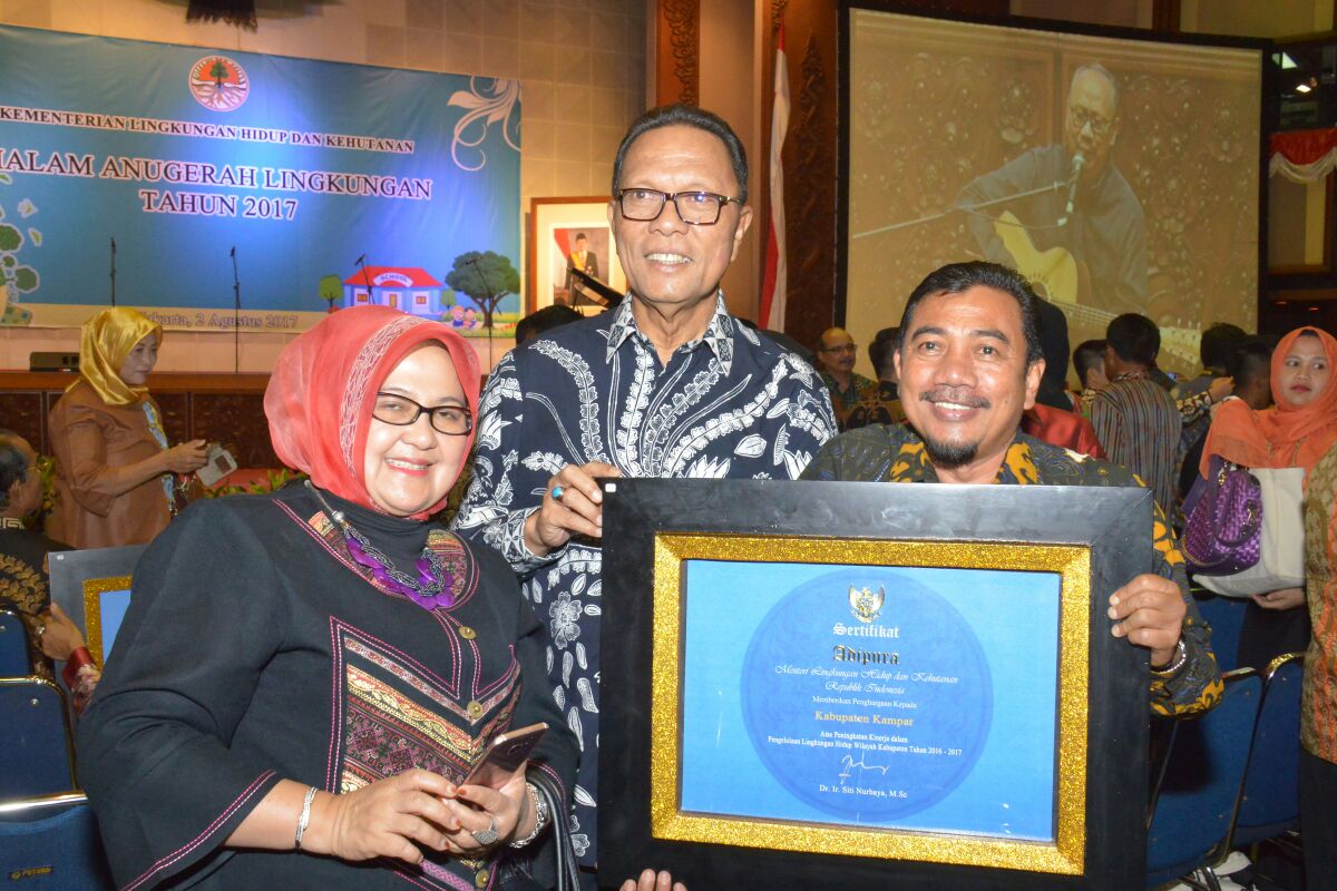 bupati-kampar-azis-zaenal-terima-sertifikat-adipura_20170803_140631.jpg