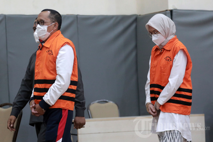 Prahara Suami Istri Koruptor: Semua Keputusan Bupati Probolinggo harus Melalui Sang Suami