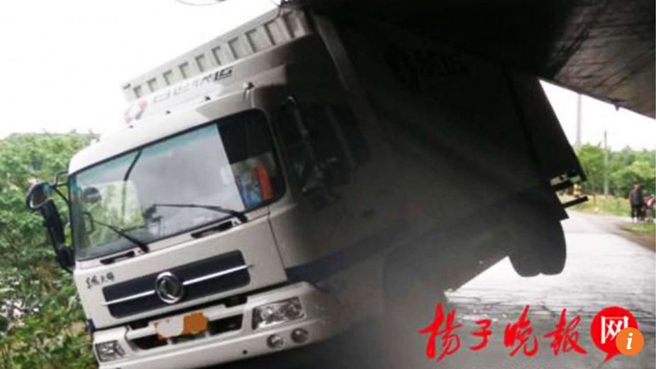capture_pengemudi_truk_tabrak_flyover_di_china_20160627_105134.jpg