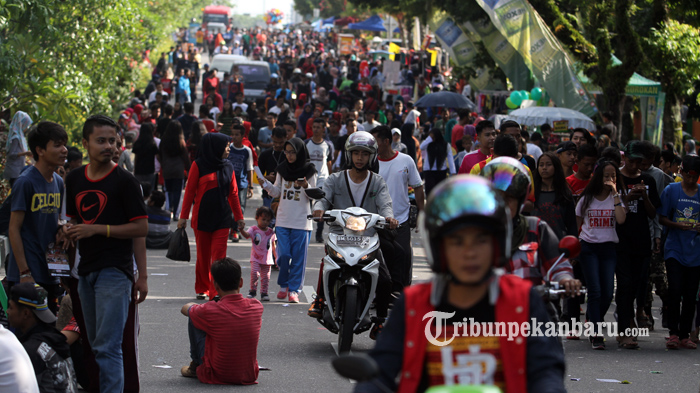 car-free-day-cfd-belum-berlaku-masyarakat-tetap-ramai-1_20160724_105733.jpg<pf>car-free-day-cfd-belum-berlaku-masyarakat-tetap-ramai-2_20160724_105701.jpg<pf>car-free-day-cfd-belum-berlaku-masyarakat-tetap-ramai-3_20160724_110047.jpg