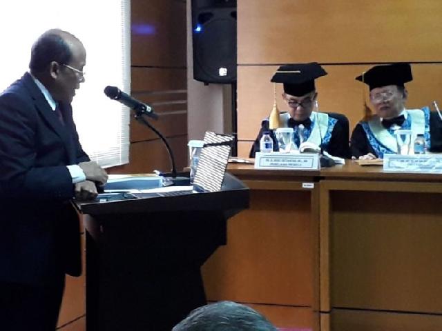 Mantan Ketua DPRD Riau Ini Sukses Raih Gelar Doktor Dengan Hasil Cumlaude