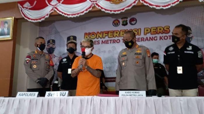 coki-pardede-baju-tahanan-oranye-saat-dihadirkan-polisi.jpg