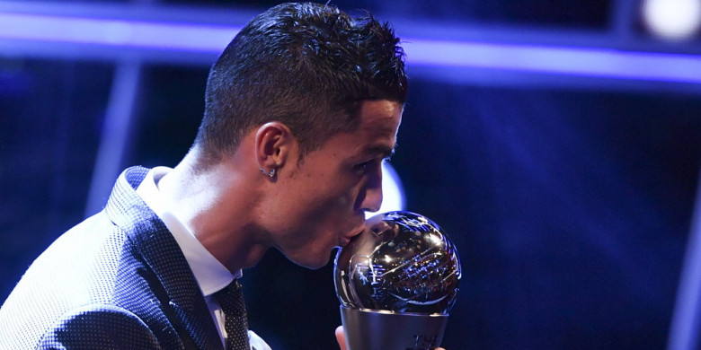 cristiano-ronaldo-mencium-gelar-pemain-terbaik-fifa-2017_20171024_041126.jpg