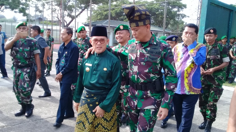 danrem-031wirabima-brigjen-tni-sonny-aprianto-dan-wali-kota-dumai-zulkifli-as_20180426_130759.jpg
