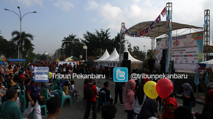 FOTO: BEM UR Deklarasi Menyambut MEA di CFD - deklarasi-siap-sambut-mea-bem-ur-1-20022016_20160221_111517.jpg