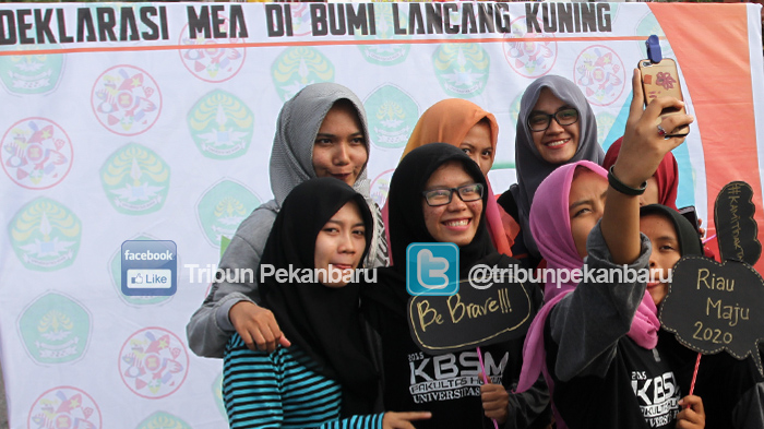 FOTO: BEM UR Deklarasi Menyambut MEA di CFD - deklarasi-siap-sambut-mea-bem-ur-2-20022016_20160221_111030.jpg