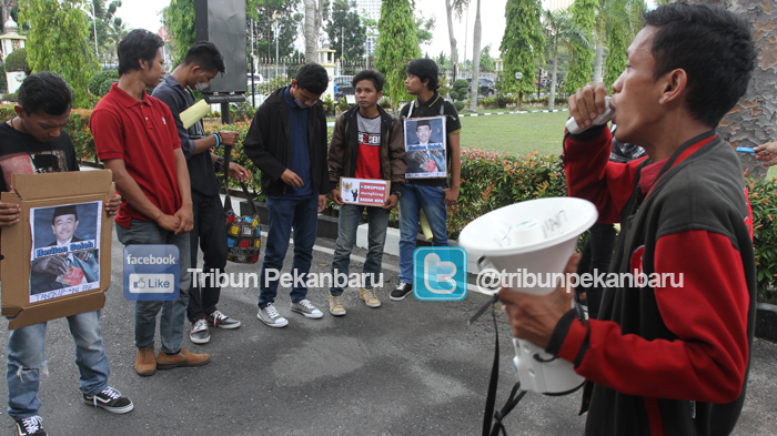 FOTO : Belasan Pemuda Demo di Kejati Minta Herliyan Ditangkap - demo-gmr-di-kejati-riau-1_20151203_160925.jpg