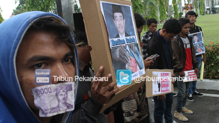 FOTO : Belasan Pemuda Demo di Kejati Minta Herliyan Ditangkap - demo-gmr-di-kejati-riau-2_20151203_161014.jpg