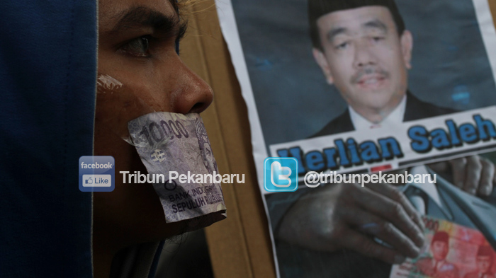FOTO : Belasan Pemuda Demo di Kejati Minta Herliyan Ditangkap - demo-gmr-di-kejati-riau-3_20151203_161120.jpg
