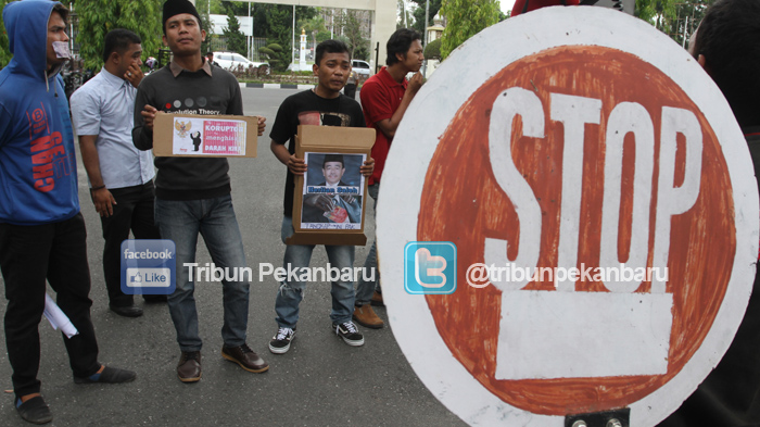 FOTO : Belasan Pemuda Demo di Kejati Minta Herliyan Ditangkap - demo-gmr-di-kejati-riau_20151203_161017.jpg