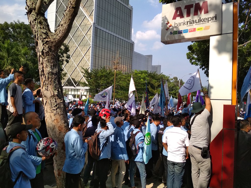 demo-ribuan-mahasiswa-unri-di-kantor-gubernur-riau-ini-tuntutan-mereka_20180913_160128.jpg