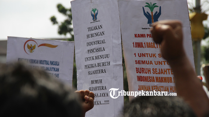 demonstrasi-kesatuan-aksi-buruh-perkebunan-riau-kabpri_20180315_175749.jpg