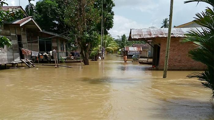 desa-buluh-cina-masih-banjir.jpg