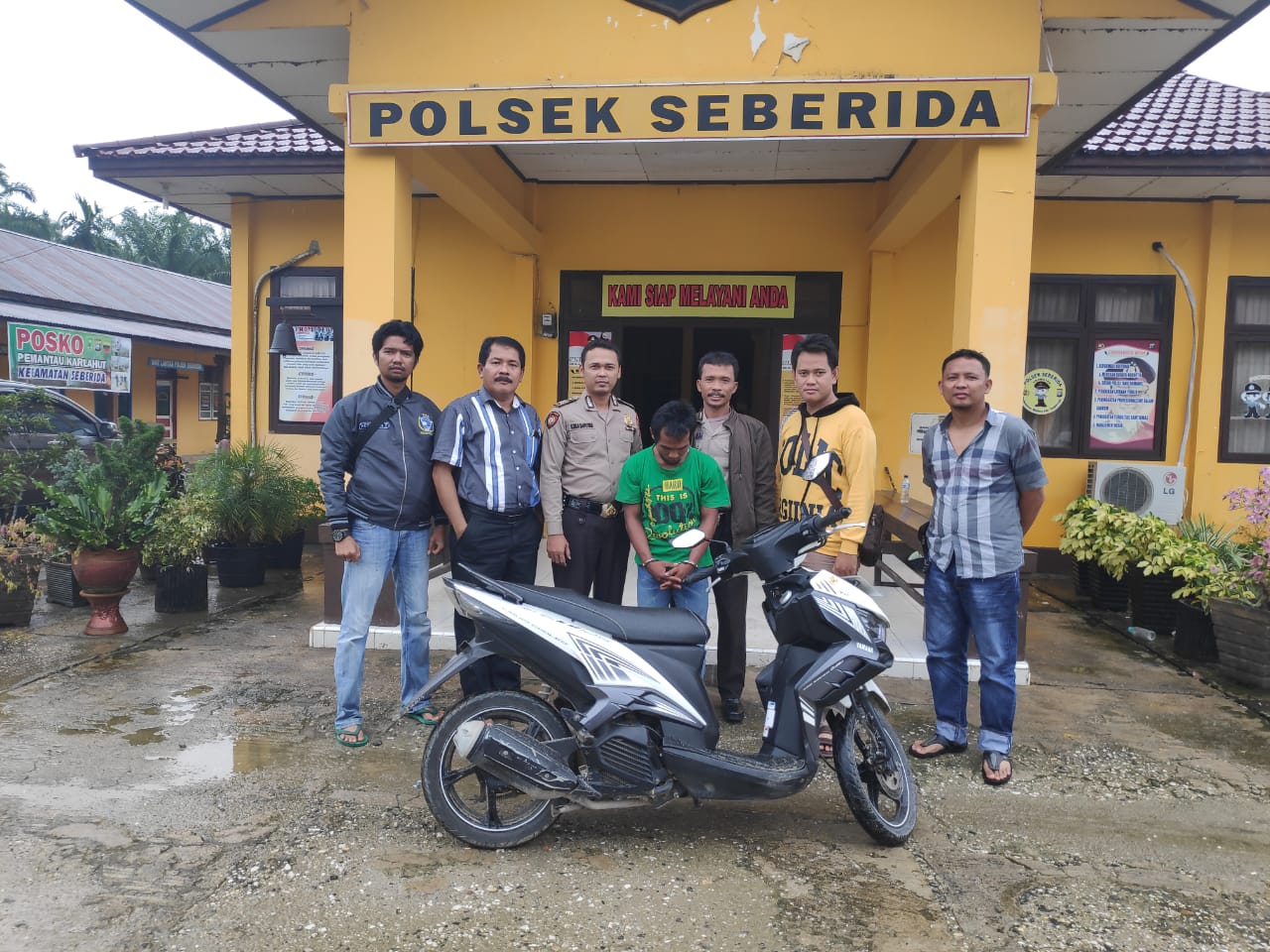di-baju-hijau-tertunduk-lesu-saat-diamankan-polisi.jpg