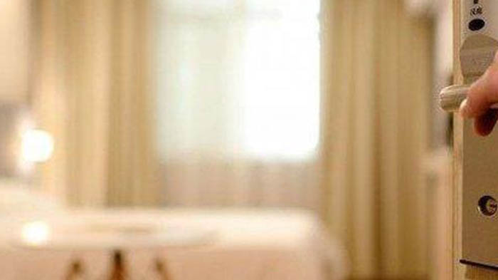 Sebelahan Kamar, Wanita Ini Relakan Anak Gadisnya Berhubungan Badan dengan Pria Tak Dikenal