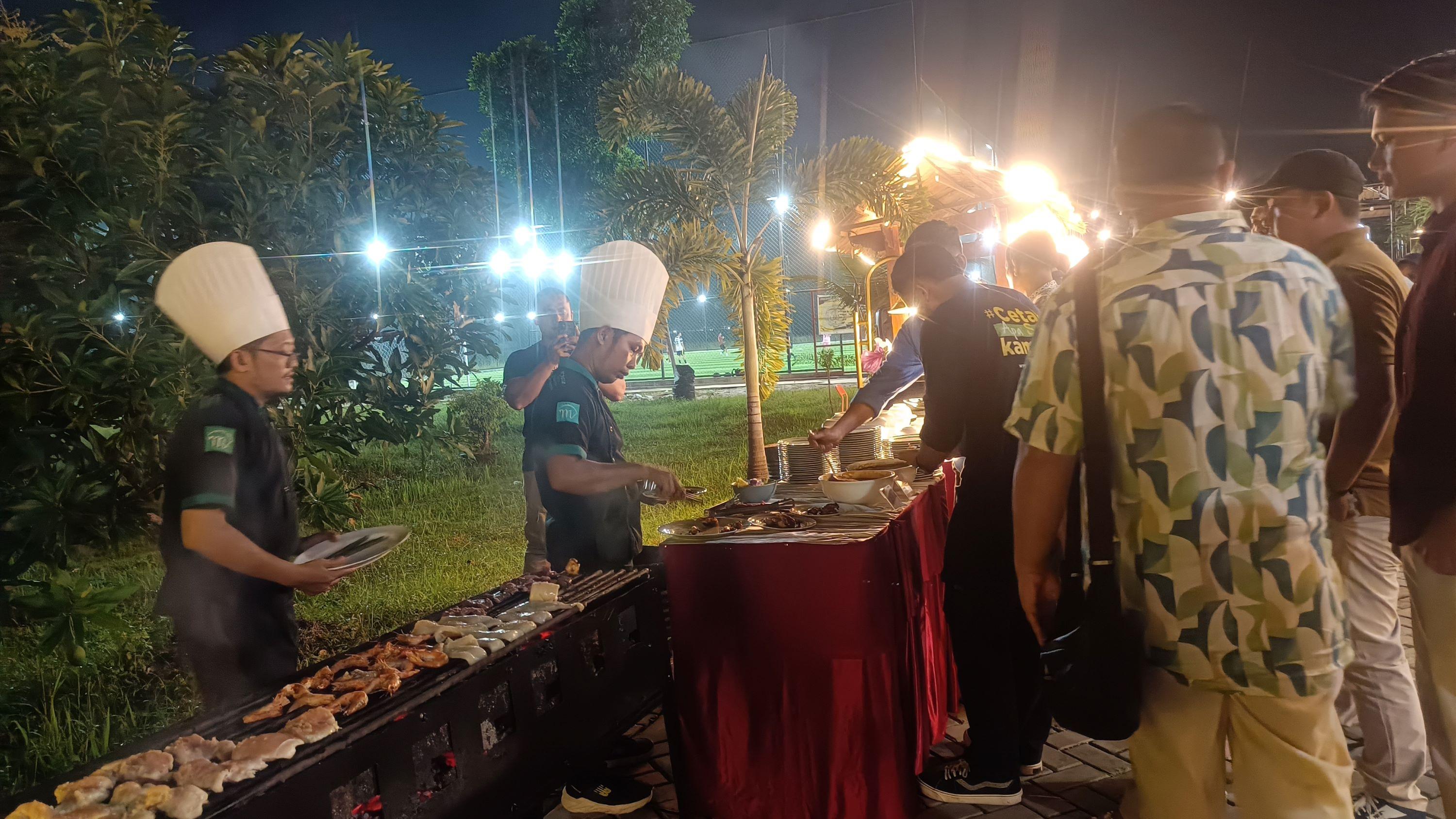 dinner-di-halaman-outdoor-Mona-Plaza-Hotel-Pekanbaru.jpg