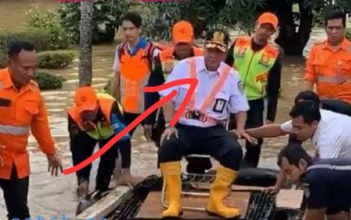 Gaya Dirut KAI Tinjau Banjir Setinggi Mata Kaki Dianggap Berlebihan Netizen: Pemimpin Kok Kayak Gitu