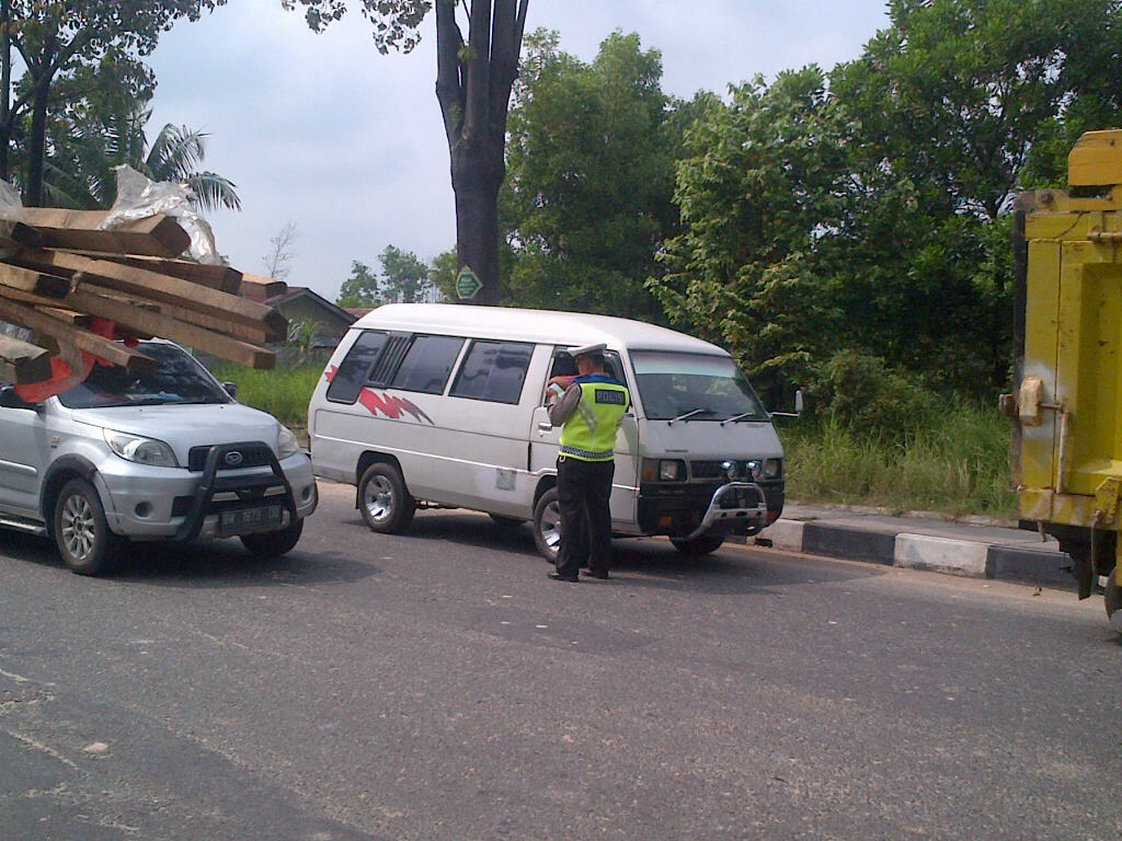 dishub-gelar-razia-angkutan-umum-dan-barang-di-jalan-parit-indah_20180816_100018.jpg