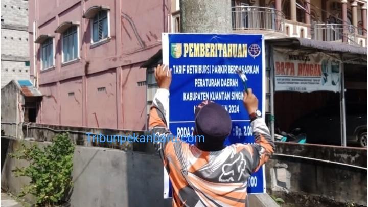 dishub-kuansing-pasang-plang-tarif-parkir.jpg