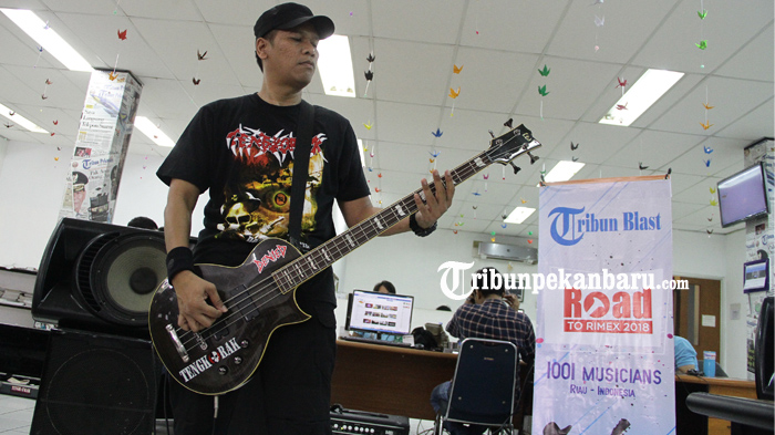 donni-rimata-bassist-grup-band-tengkorak-tribun-blast-to-rimex_20180406_174756.jpg<pf>donni-rimata-bassist-grup-band-tengkorak-tribun-blast-to-rimex_20180406_174823.jpg<pf>donni-rimata-bassist-grup-band-tengkorak-tribun-blast-to-rimex_20180406_174858.jpg<pf>donni-rimata-bassist-grup-band-tengkorak-tribun-blast-to-rimex_20180406_174944.jpg