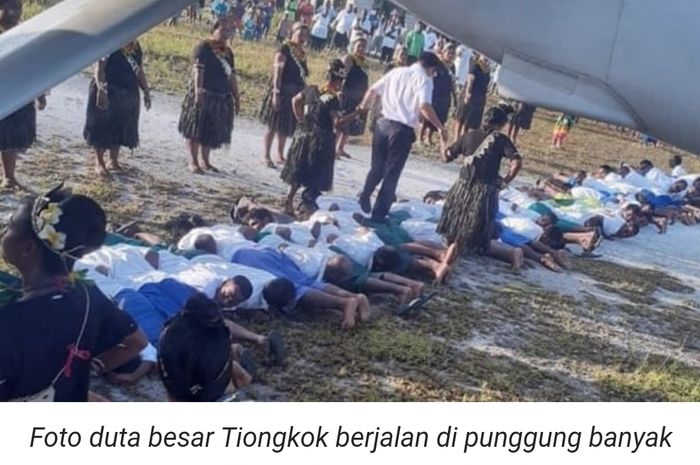 HEBOH! Dubes China Berjalan di Atas Puluhan Manusia Saat Datang ke Kiribati, Manusia Jadi Red Karpet