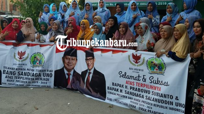 emak-emak-militan-dan-grn-pas-riau-pasang-spanduk-ucapan-selamat-prabowo-terpilih-sebagai-presiden.jpg