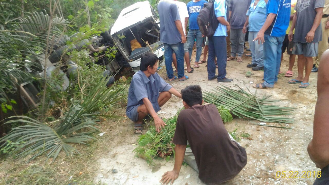 evakuasi-tabrakan-beruntun-pangkalan-kerinci-pelalawan_20180522_175920.jpg