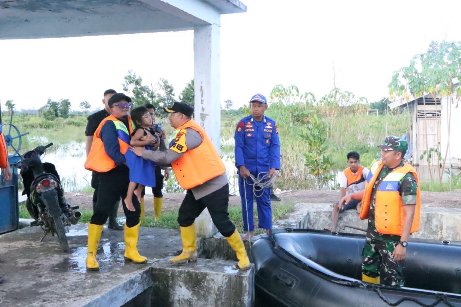 Kampung Muara Bungkal Direndam Banjir, Pemkab Siak dan Forkopimda Evakuasi Warga