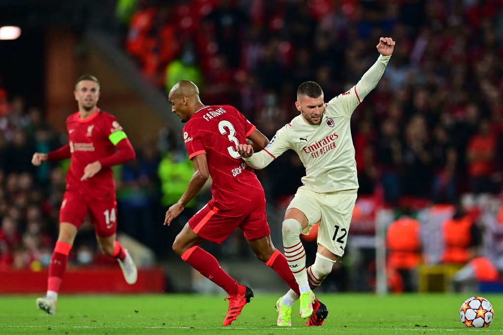 fabinho-kiri-bersaing-dengan-pemain-depan-ac-milan-ante-rebic.jpg