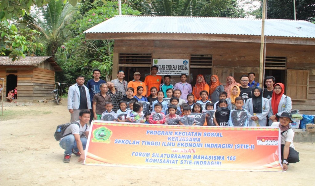 foto-bersama-rombongan-stie-indragiri-dengan-sejumlah-anak-talang-mamak_20180315_151913.jpg