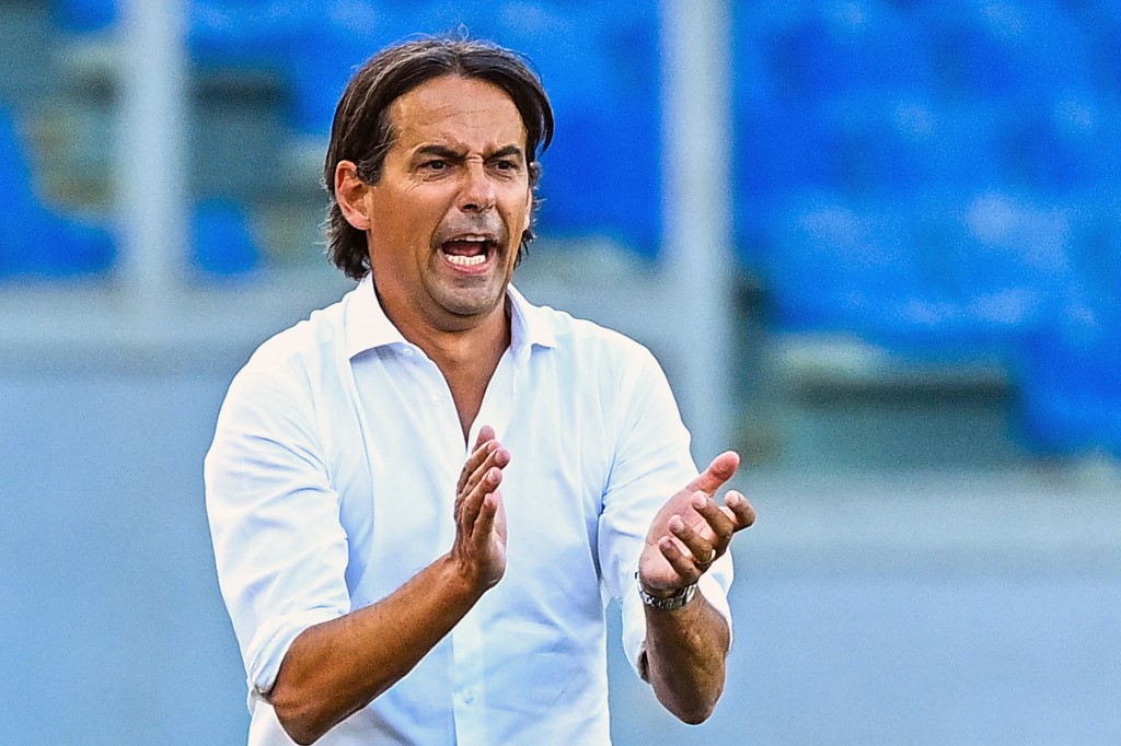 foto-ini-diambil-pada-11-juli-2020-saat-simone-inzaghi-menyemangati-para-pemainnya.jpg