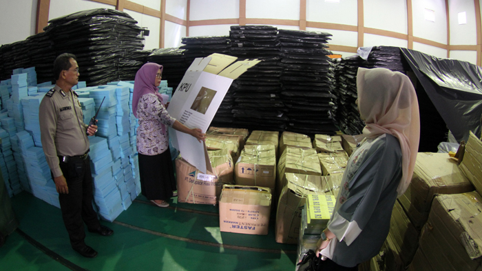 foto-kotak-suara-pemilu-2019-dari-kardus-ketua-kpu-pekanbaru-tinjau-gudang-logistik-pemilu-3.jpg