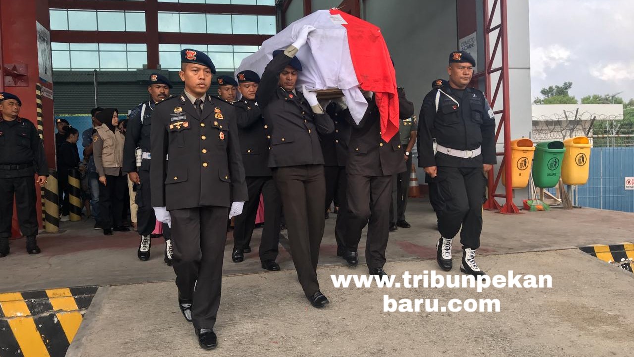 Jenazah Bripka Anumerta Hendra yang Gugur di Papua akan Jalani Prosesi Kedinasan di Mapolda Riau