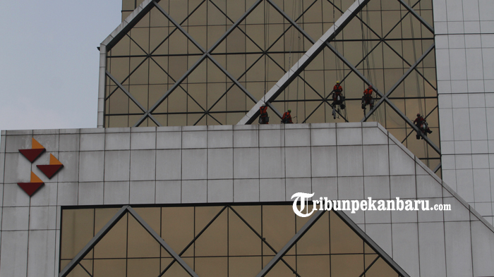 foto_membersihkan_menara_bank_riau_kepri_3.jpg