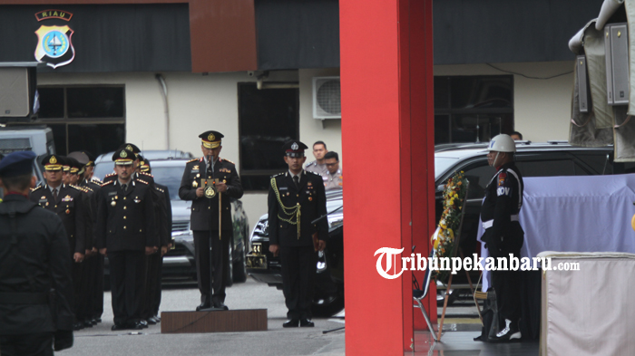 FOTO: Polda Riau Melepas Jenazah Anggota Brimob yang Gugur di Papua - foto_polda_riau_melepas_jenazah_anggota_brimob_yang_gugur_di_papua_1.jpg