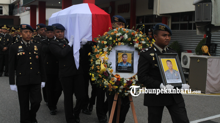FOTO: Polda Riau Melepas Jenazah Anggota Brimob yang Gugur di Papua - foto_polda_riau_melepas_jenazah_anggota_brimob_yang_gugur_di_papua_2.jpg