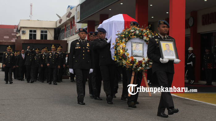 FOTO: Polda Riau Melepas Jenazah Anggota Brimob yang Gugur di Papua - foto_polda_riau_melepas_jenazah_anggota_brimob_yang_gugur_di_papua_3.jpg