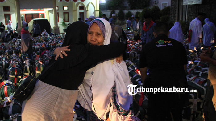 foto_suasana_haru_saat_tibanya_jemaah_haji_di_pekanbaru_1.jpg<pf>foto_suasana_haru_saat_tibanya_jemaah_haji_di_pekanbaru_2.jpg<pf>foto_suasana_haru_saat_tibanya_jemaah_haji_di_pekanbaru_3.jpg<pf>foto_suasana_haru_saat_tibanya_jemaah_haji_di_pekanbaru_4.jpg