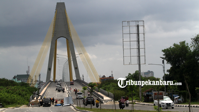 foto_ujung_jembatan_siak_iv_pekanbaru_masih_diperbaiki_1.jpg