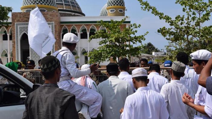 fpi-dilarang-masuk-masjid_20160428_201143.jpg