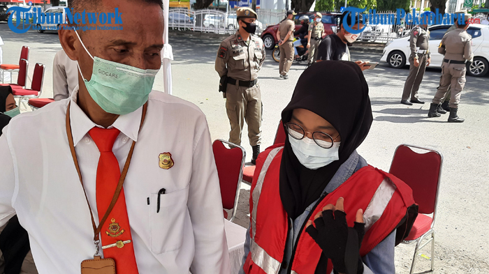 Gadis Manis Pilih Menyapu Sampah Saat Terjaring Razia Protokol Kesehatan di Depan STC Pekanbaru