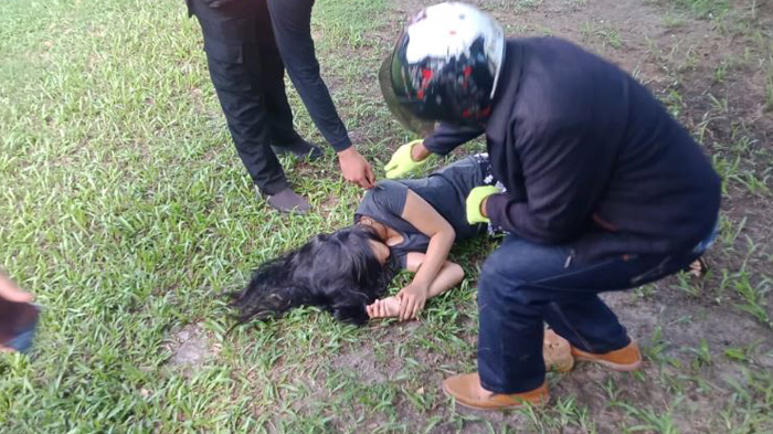 Gadis Remaja 17 Tahun Diduga Coba Bunuh Diri, Ditemukan Tergeletak Lemas di Taman: Sempat Bertengkar