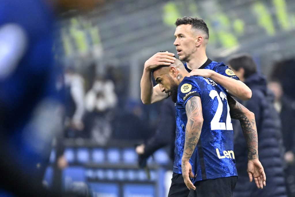 gelandang-inter-milan-ivan-perisic-kanan-dan-arturo-vidal.jpg
