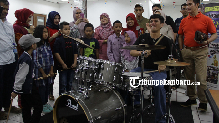 gilang-ramadhan-dan-murid-di-tribun-blast-to-riau-music-exhibition-rimex_20180331_150331.jpg<pf>gilang-ramadhan-dan-murid-di-tribun-blast-to-riau-music-exhibition-rimex_20180331_150336.jpg<pf>gilang-ramadhan-dan-murid-di-tribun-blast-to-riau-music-exhibition-rimex_20180331_150536.jpg<pf>gilang-ramadhan-dan-murid-di-tribun-blast-to-riau-music-exhibition-rimex_20180331_150515.jpg<pf>gilang-ramadhan-dan-murid-di-tribun-blast-to-riau-music-exhibition-rimex_20180331_150524.jpg