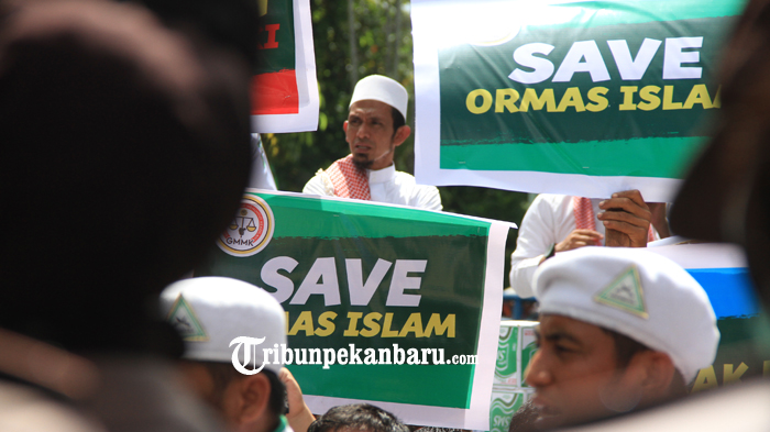 FOTO : Massa GMMK Tolak Perppu Nomor 2 Tahun 2017 - gmmk-riau-mendatangi-kantor-dprd-riau_20170930_001513.jpg