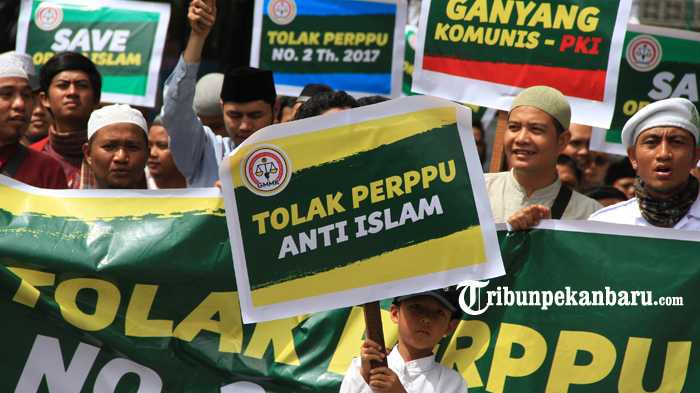 FOTO : Massa GMMK Tolak Perppu Nomor 2 Tahun 2017 - gmmk-riau-mendatangi-kantor-dprd-riau_20170930_001621.jpg