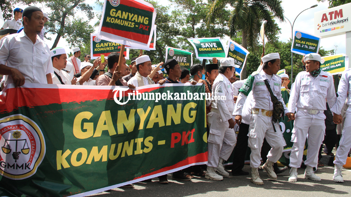 FOTO : Massa GMMK Tolak Perppu Nomor 2 Tahun 2017 - gmmk-riau-mendatangi-kantor-dprd-riau_20170930_001702.jpg
