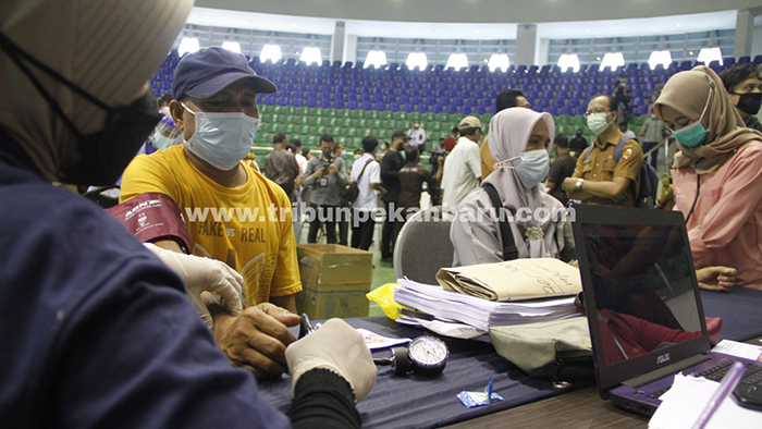 Foto : Jelang Kunjungan Jokowi ke Riau, Calon Penerima Vaksin Jalani Rapid Tes Antigen - gor-rapid-kunjungan-jkw.jpg