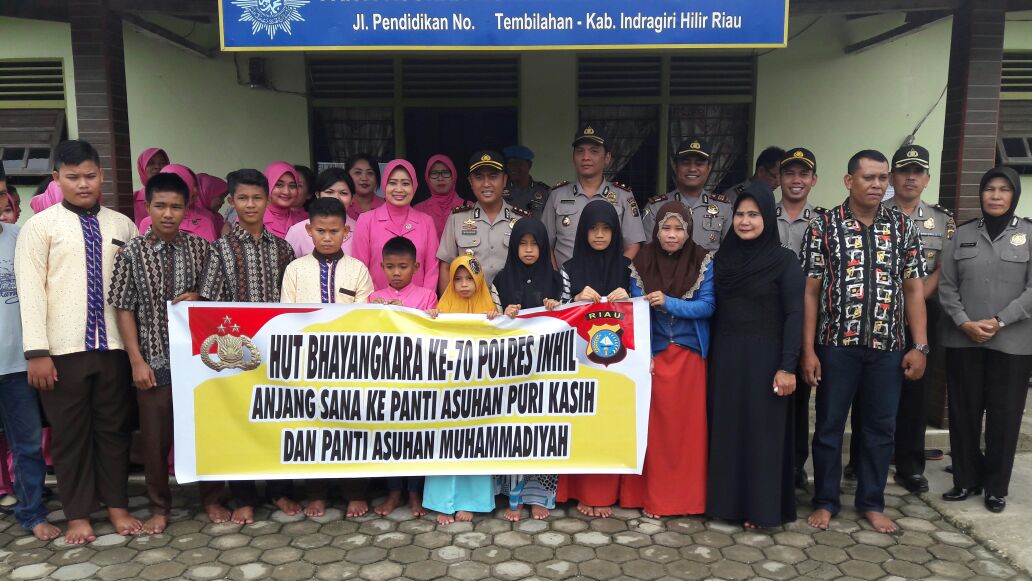 Dekatkan Diri dengan Masyarakat, Polres Inhil Gelar Bhakti Sosial dan Gotong Royong