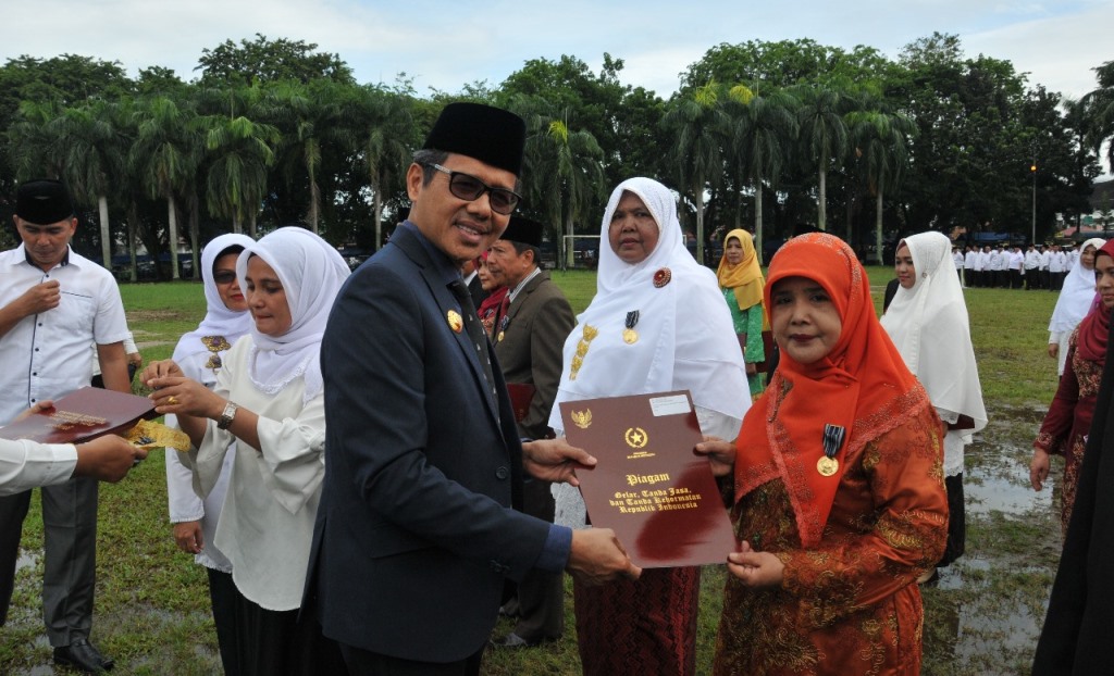 gubernur-sumatera-barat-sumbar-irwan-prayitno_20180103_124717.jpg